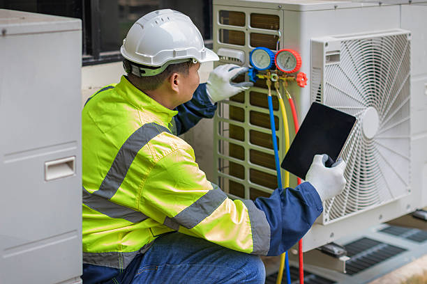 Professional Hvac technician working in Kansas, KS